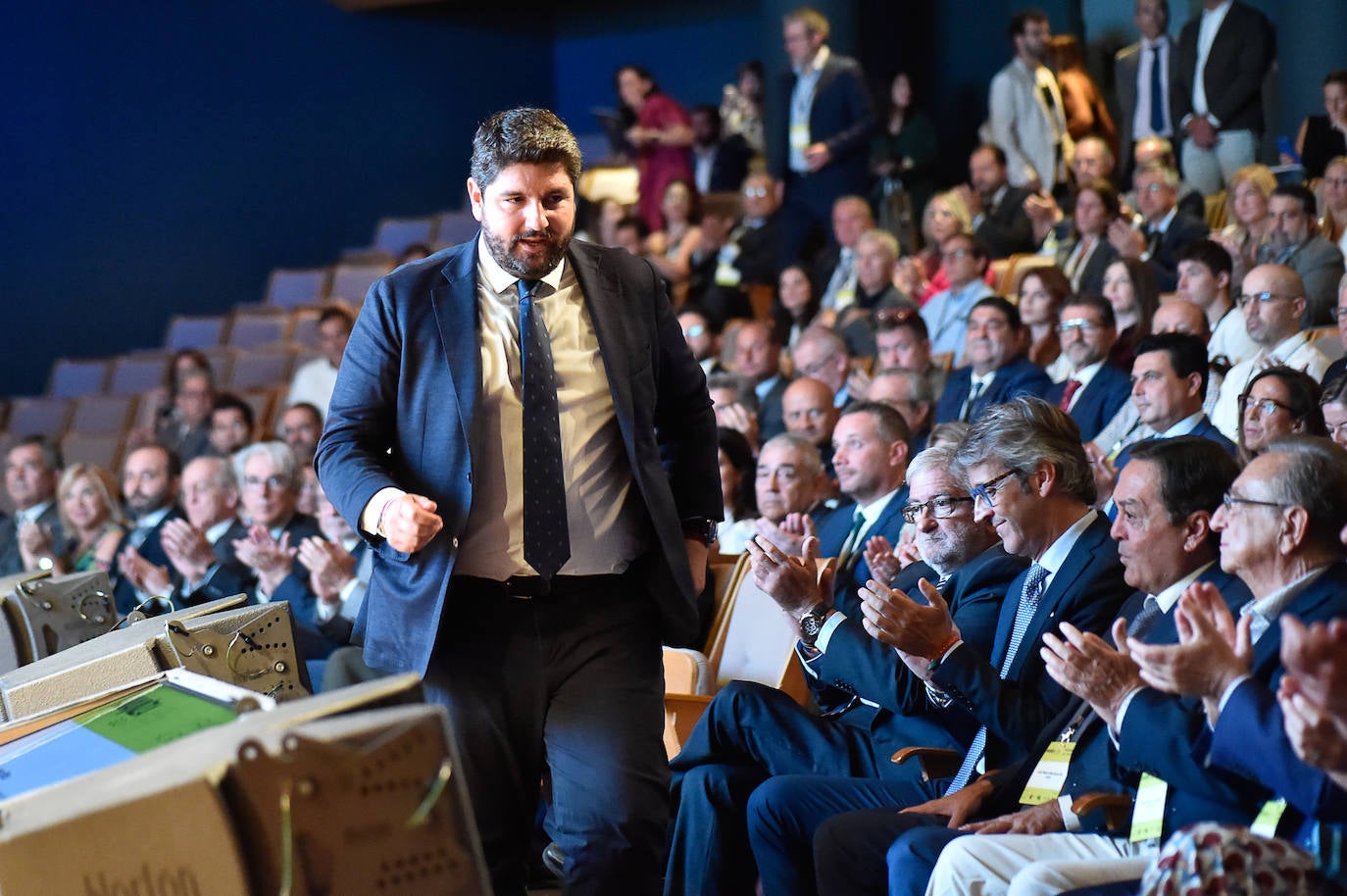 El jefe del Ejecutivo regional, Fernando López Miras, junto al presidente del Partido Popular, Alberto Núñez Feijóo, este viernes, antes de entrar al Foro de la Empresa Familiar de la Región de Murcia. 