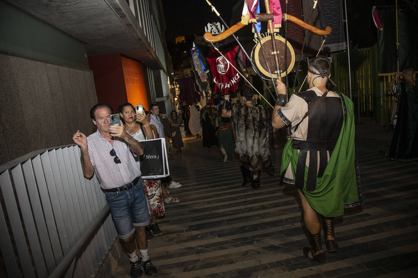 Fotos: Cientos de festeros protagonizan el encendido del fuego sagrado de Carthagineses y Romanos