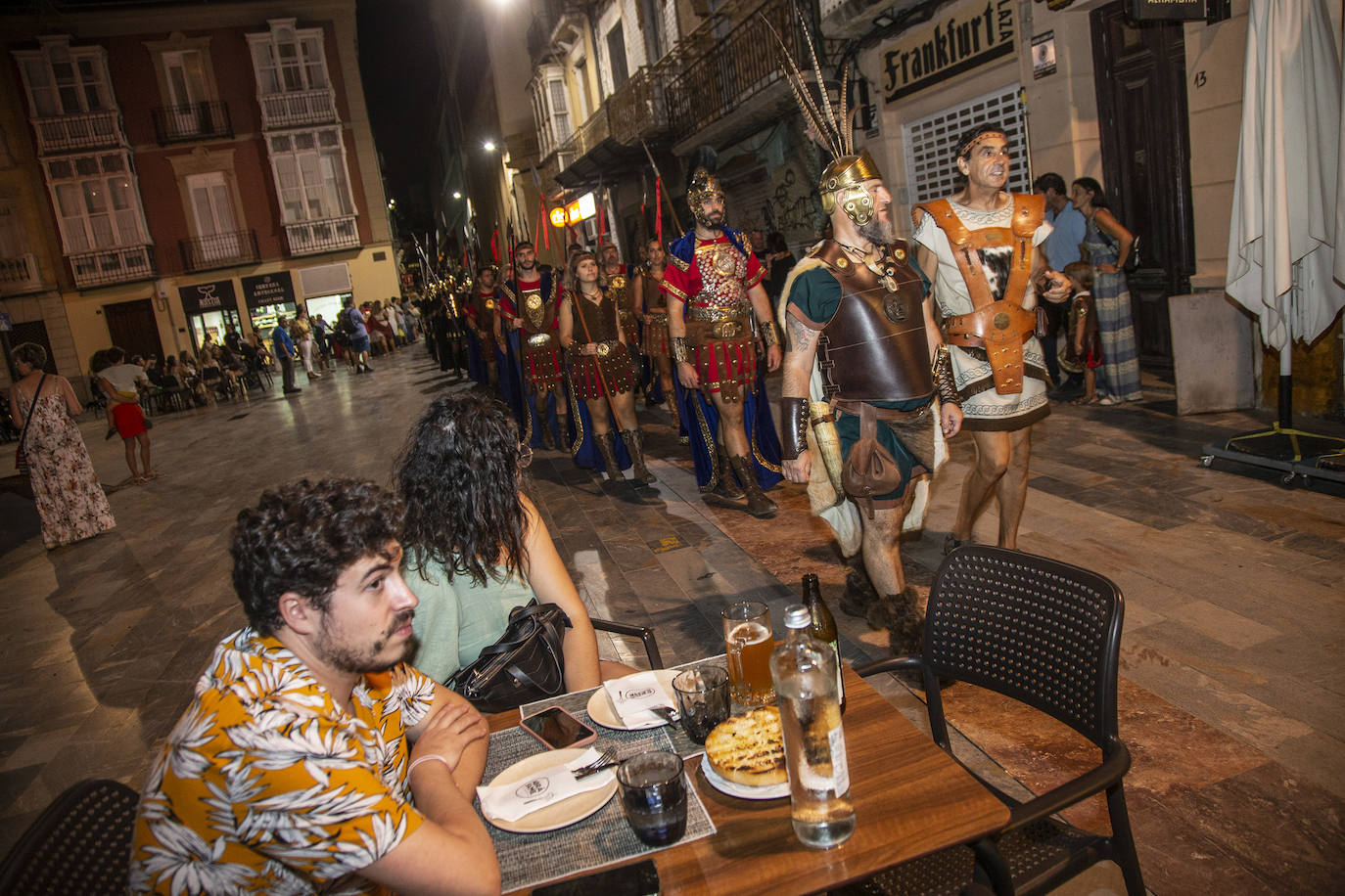 Fotos: Cientos de festeros protagonizan el encendido del fuego sagrado de Carthagineses y Romanos