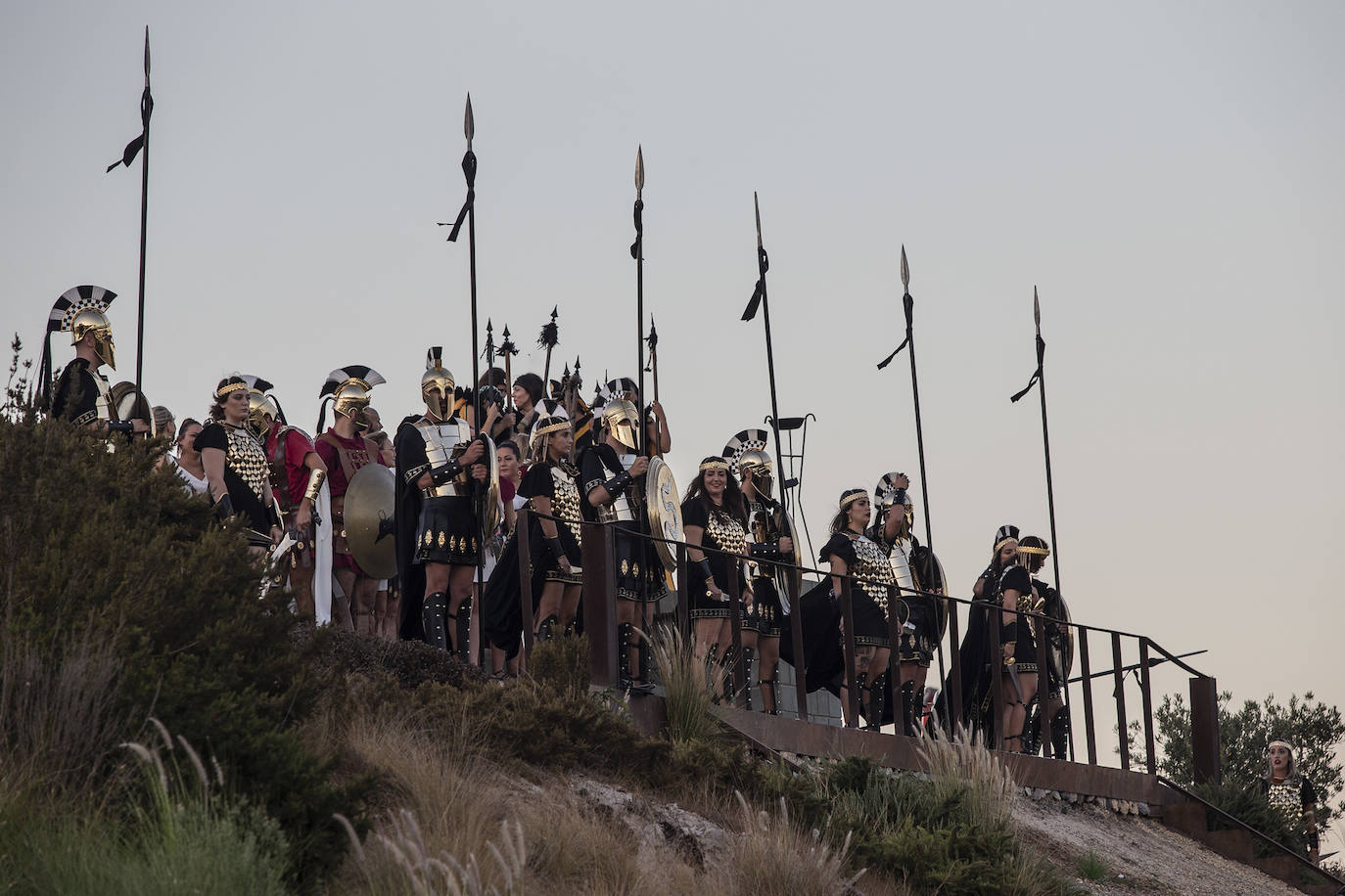 Fotos: Cientos de festeros protagonizan el encendido del fuego sagrado de Carthagineses y Romanos