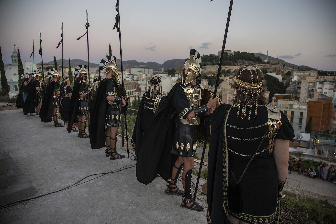 Fotos: Cientos de festeros protagonizan el encendido del fuego sagrado de Carthagineses y Romanos