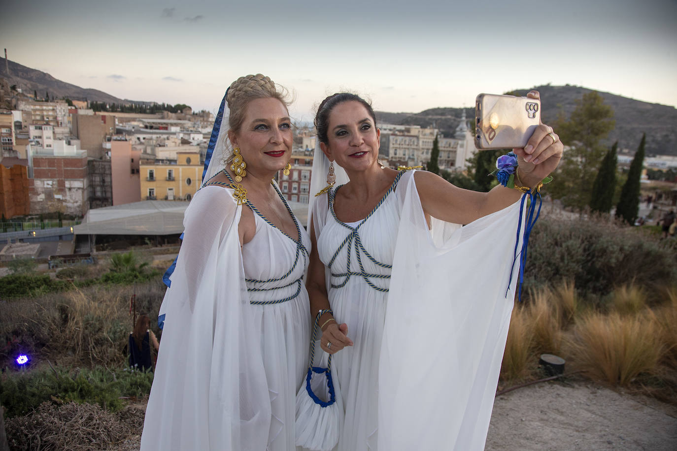 Fotos: Cientos de festeros protagonizan el encendido del fuego sagrado de Carthagineses y Romanos