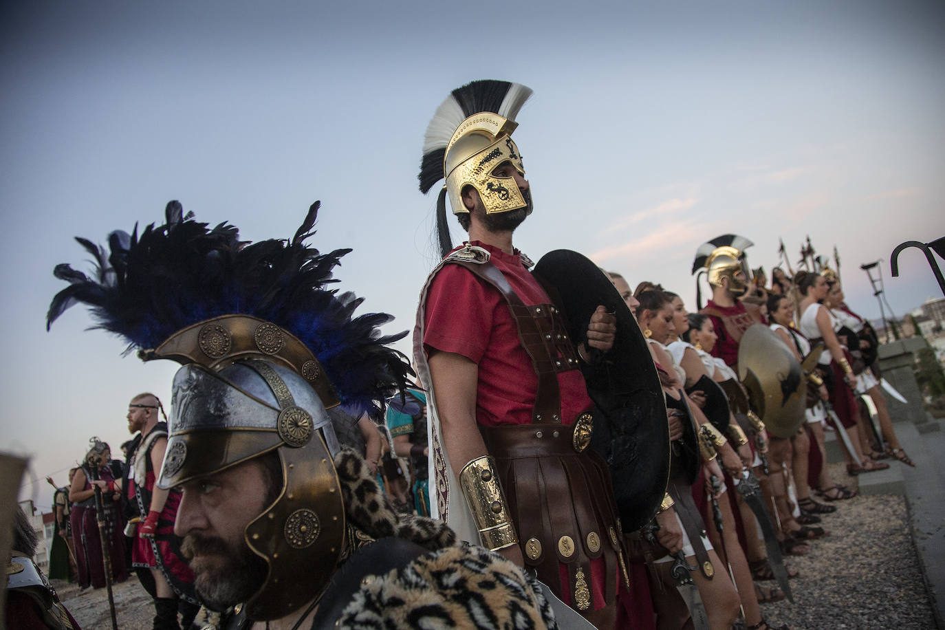 Fotos: Cientos de festeros protagonizan el encendido del fuego sagrado de Carthagineses y Romanos