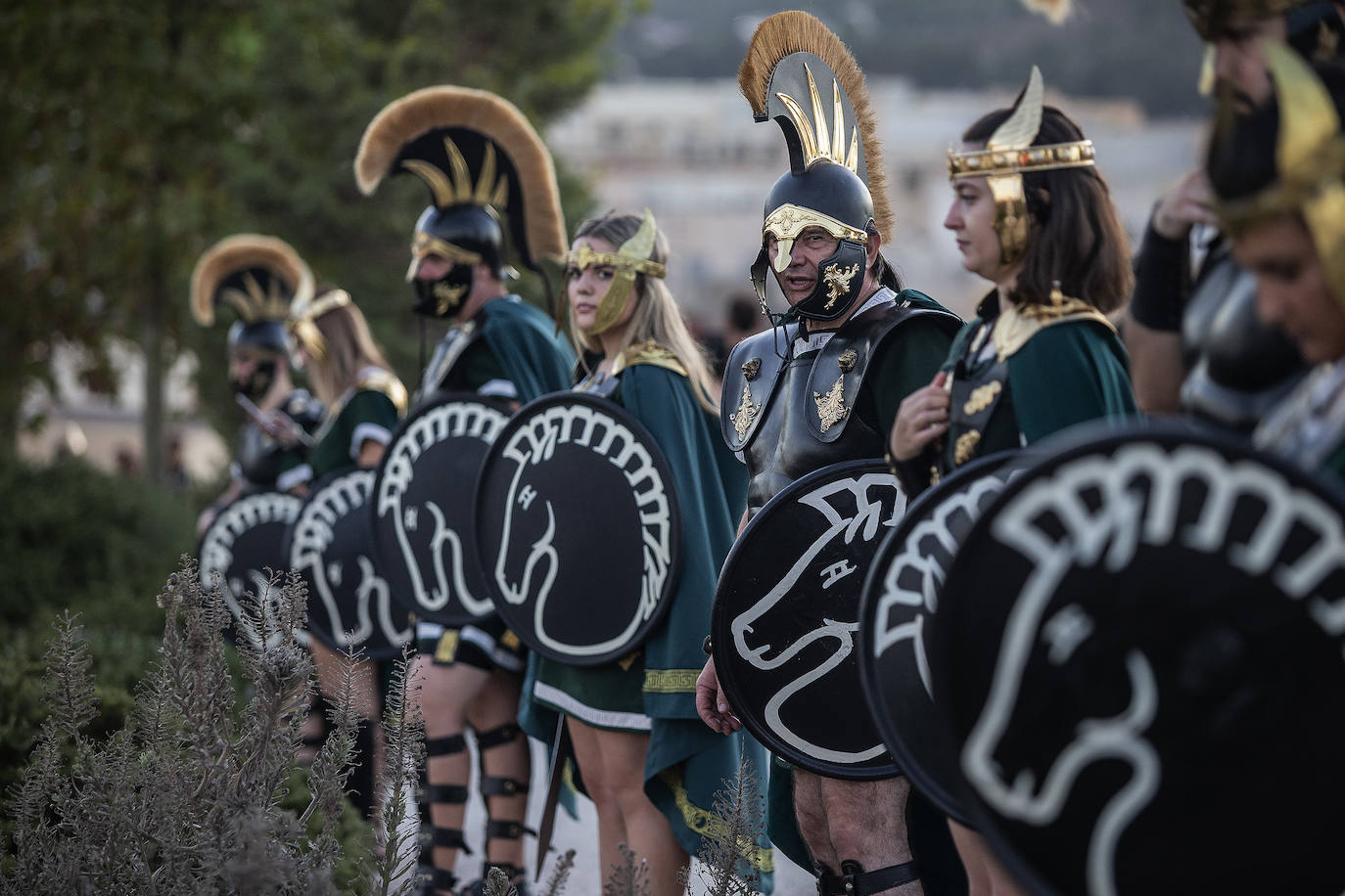 Fotos: Cientos de festeros protagonizan el encendido del fuego sagrado de Carthagineses y Romanos