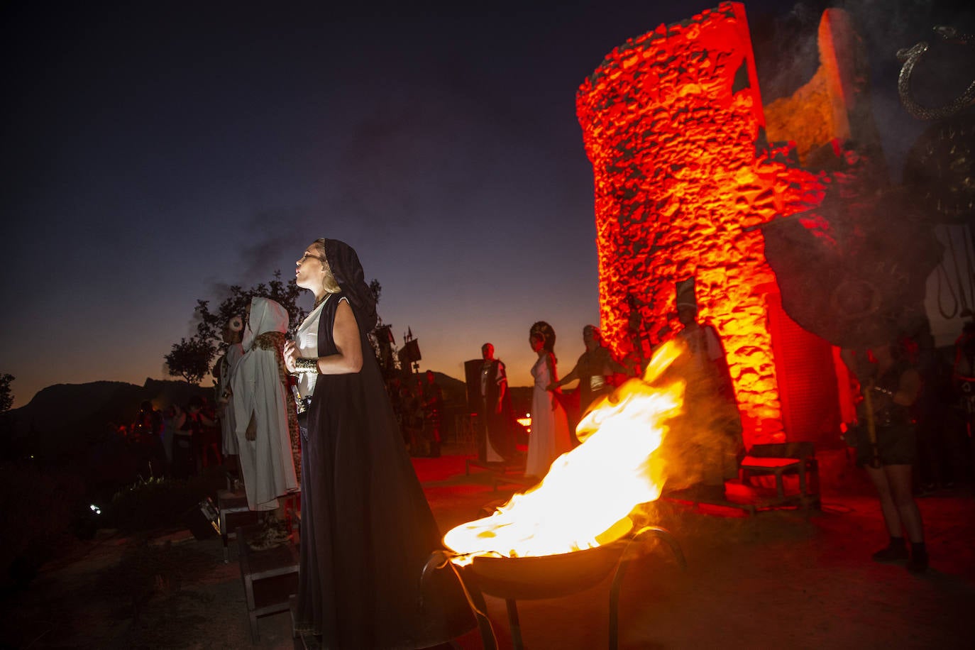 Fotos: Cientos de festeros protagonizan el encendido del fuego sagrado de Carthagineses y Romanos