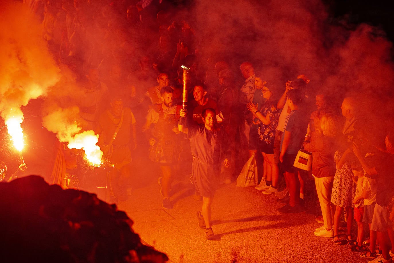 Fotos: Cientos de festeros protagonizan el encendido del fuego sagrado de Carthagineses y Romanos