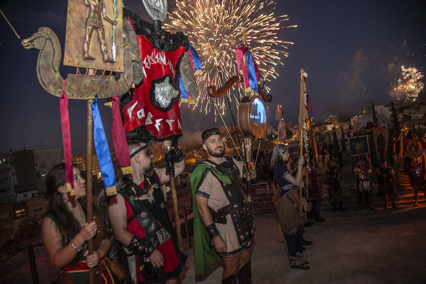 Fotos: Cientos de festeros protagonizan el encendido del fuego sagrado de Carthagineses y Romanos