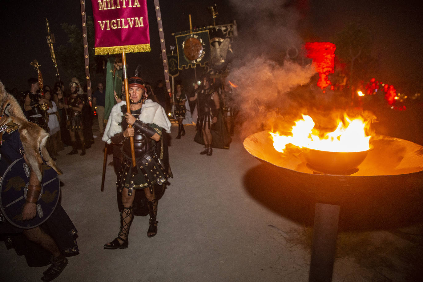 Fotos: Cientos de festeros protagonizan el encendido del fuego sagrado de Carthagineses y Romanos