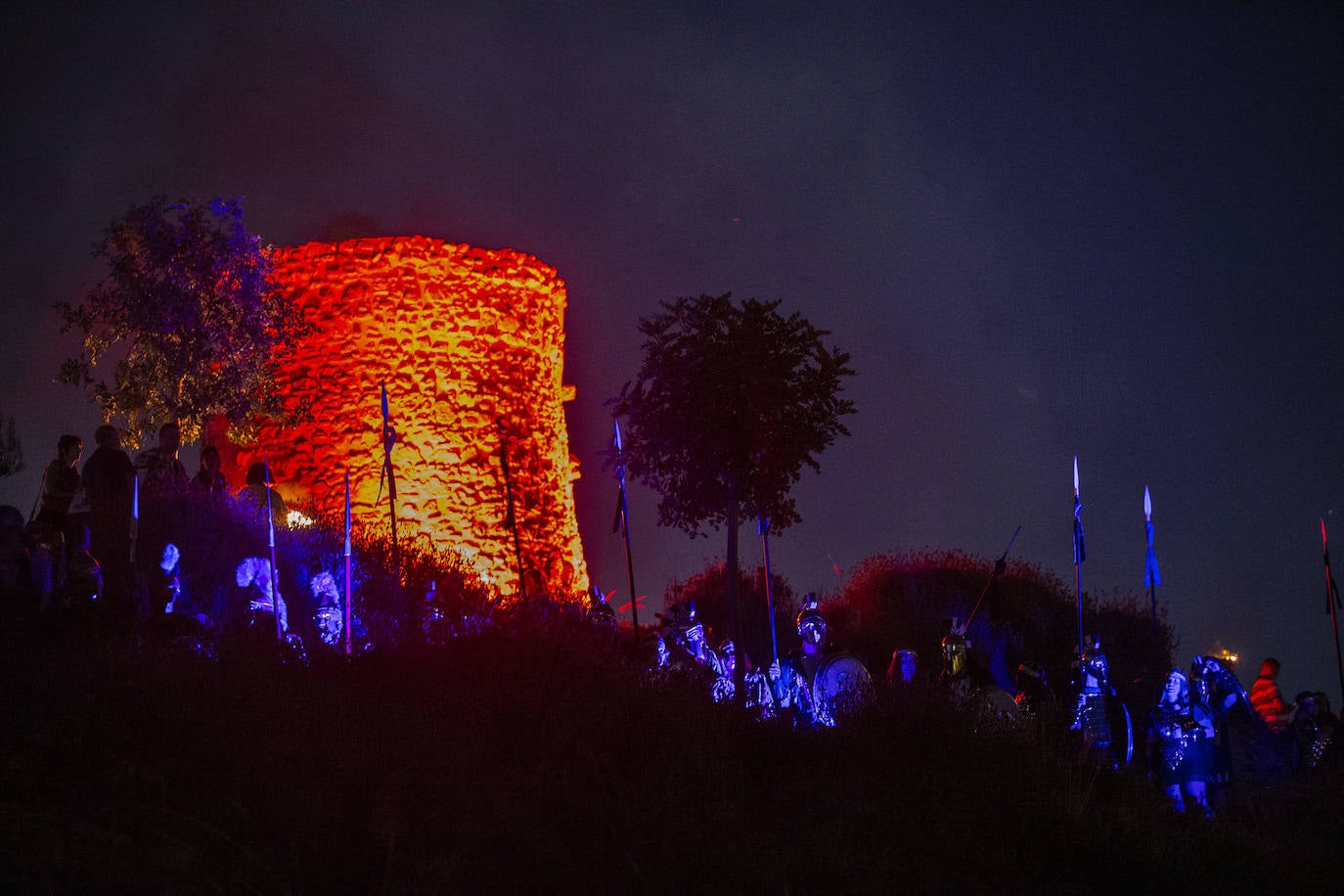 Fotos: Cientos de festeros protagonizan el encendido del fuego sagrado de Carthagineses y Romanos
