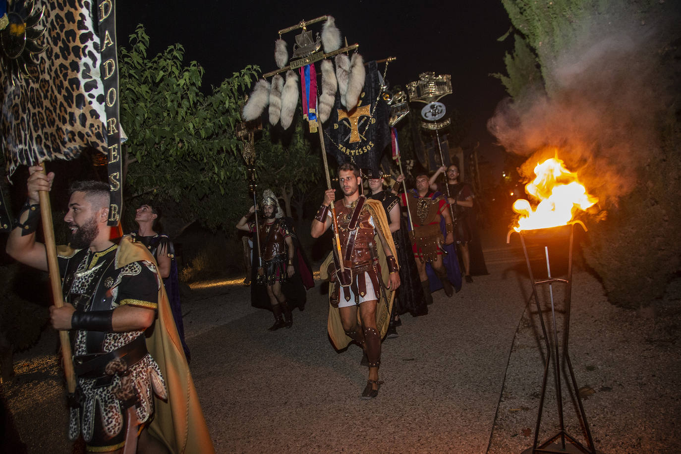 Fotos: Cientos de festeros protagonizan el encendido del fuego sagrado de Carthagineses y Romanos