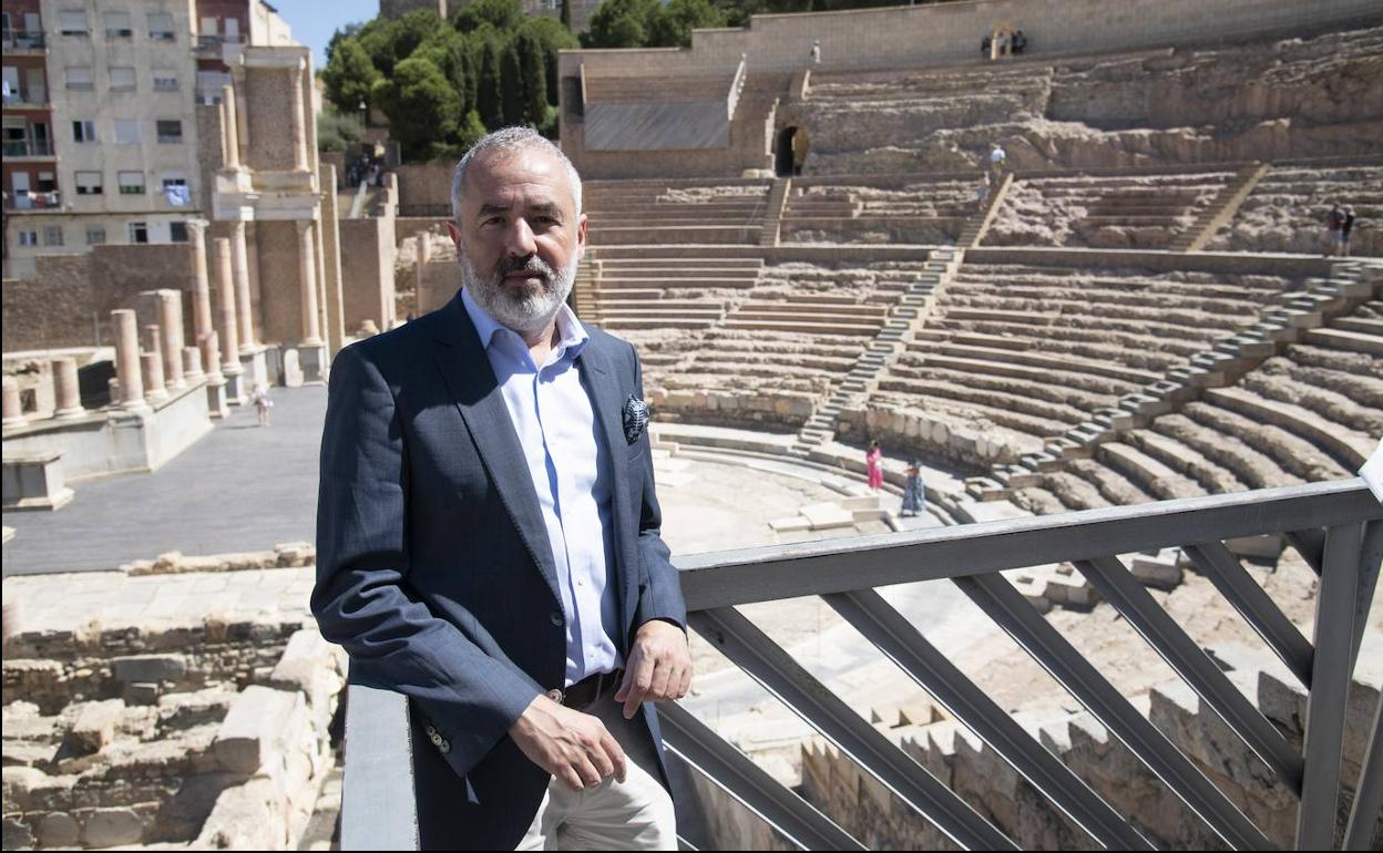 El presidente del Consejo Internacional de Monumentos y Sitios de España (Icomos), Jordi Tresserras, en el Teatro Romano de Cartagena.