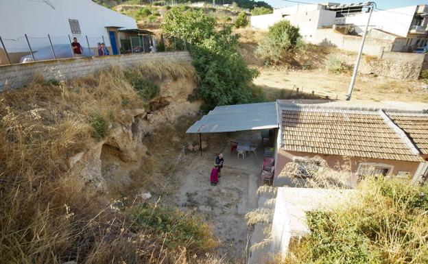 Imagen principal - Años de espera para una obra que evite el desplome de una calle en Torreagüera