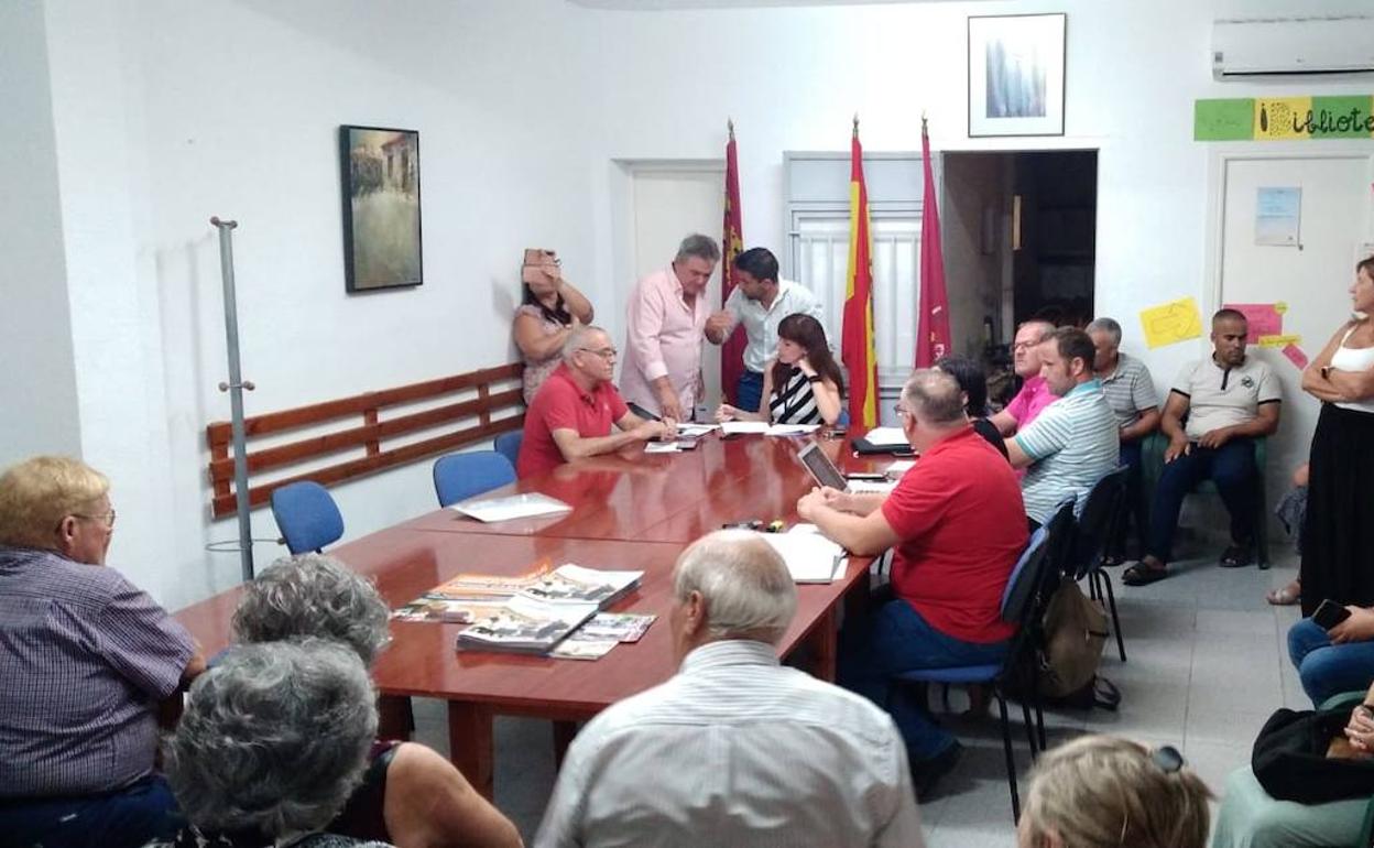 Reunión del Pleno de la Junta Vecinal, en La Aljorra, el viernes. 