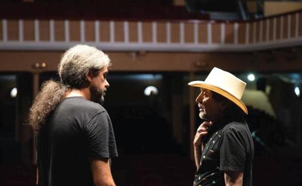 Fernando Léon y Joaquín Sabina en 'Sintiéndolo mucho'.