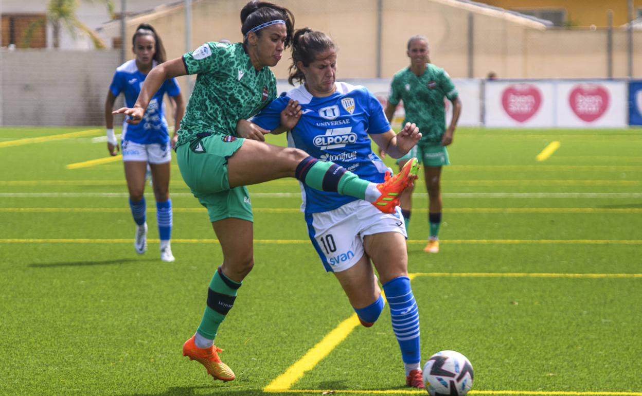 La internacional brasileña Antonia da Costa frena el avance de la murciana Helena Torres, este domingo. 
