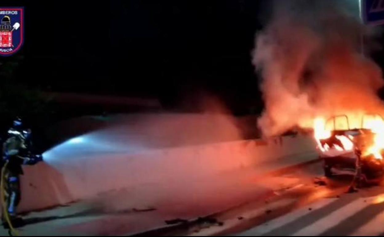 Un bombero sofoca el incendio en el barco.