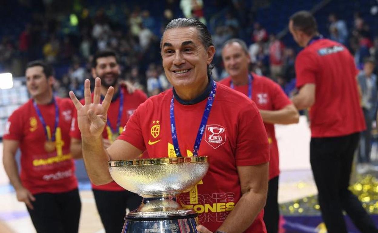 Sergio Scariolo posa con el trofeo del Eurobasket.