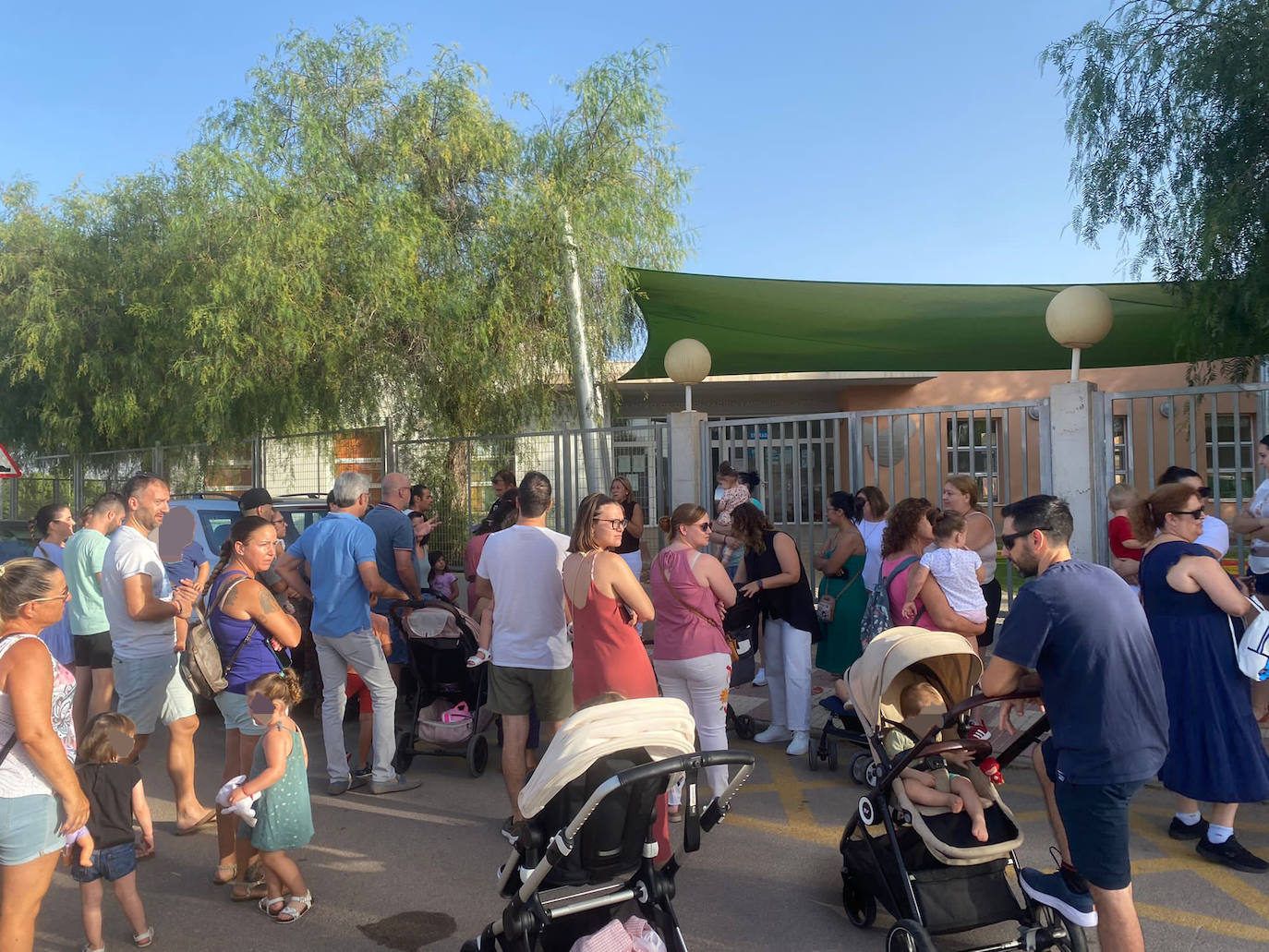 Padres y niños en la entrada de la guardería municipal de Fuente Álamo, en una imagen de archivo.
