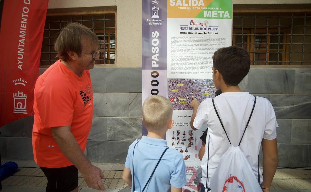 Presentan a escolares las cuatro nuevas rutas destinadas a fomentar hábitos saludables entre la población de Murcia. 