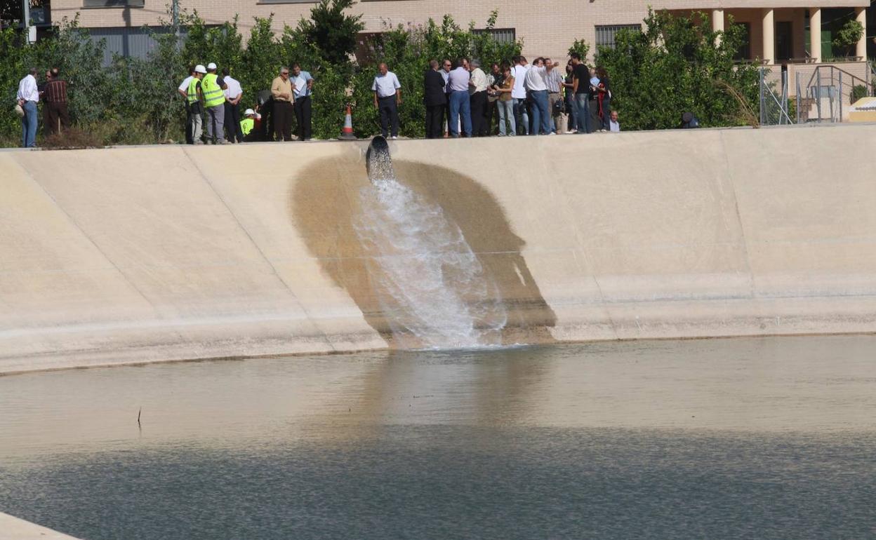 Un pozo de emergencia abierto en Murcia en la anterior sequía oficial, vertiendo a una balsa.