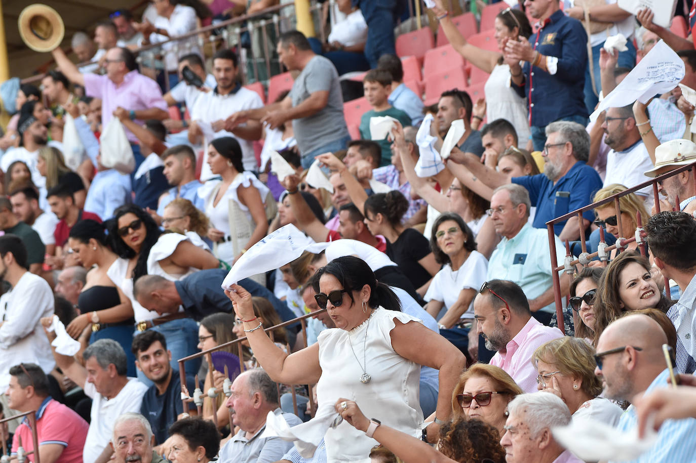Fotos: Ambiente festivo en los tendidos de La Condomina