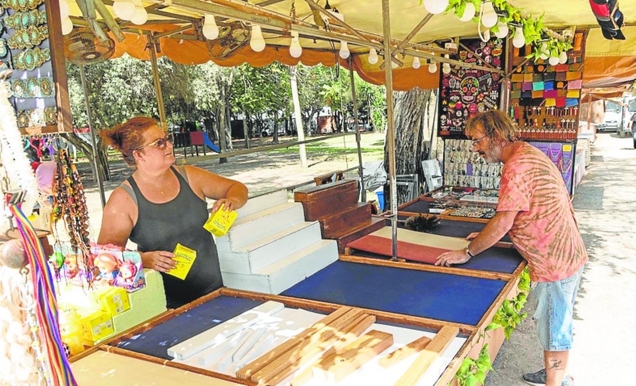 Montaje de varios puestos, ayer en el parque. 