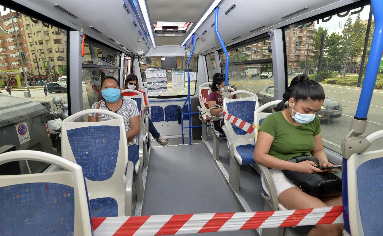 Pasajeros con mascarilla en el tranvía, en Murcia. 