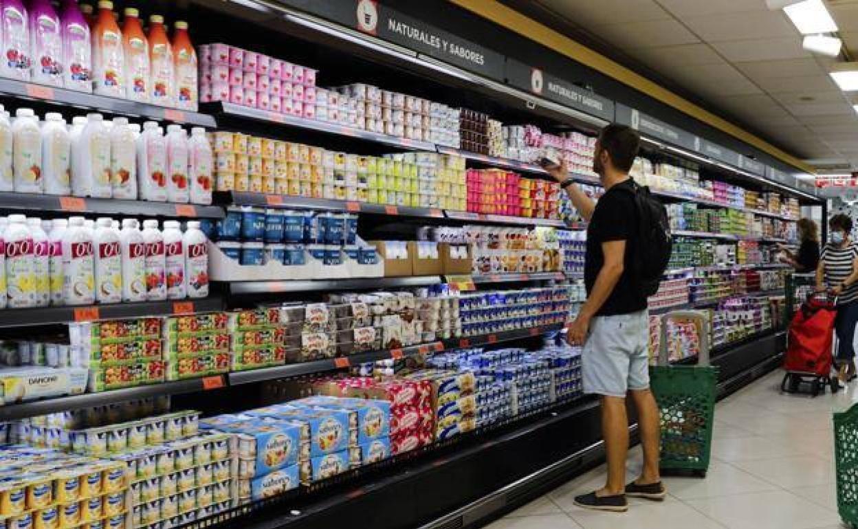 Un joven hace la compra en un supermercado, en una imagen de archivo. / EFE