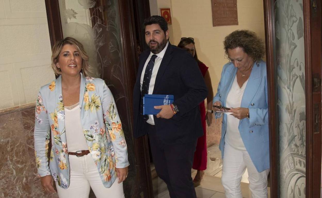 Arroyo, López Miras y Muñoz en el Palacio Aguirre.