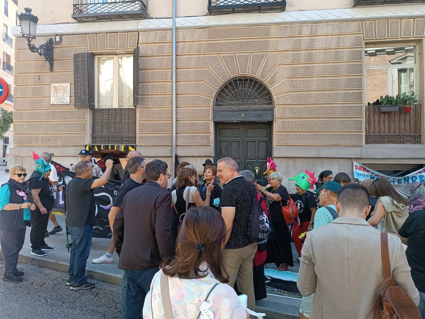 Decenas de personas esperan la votación del Senado sobre la ILP del Mar Menor. 