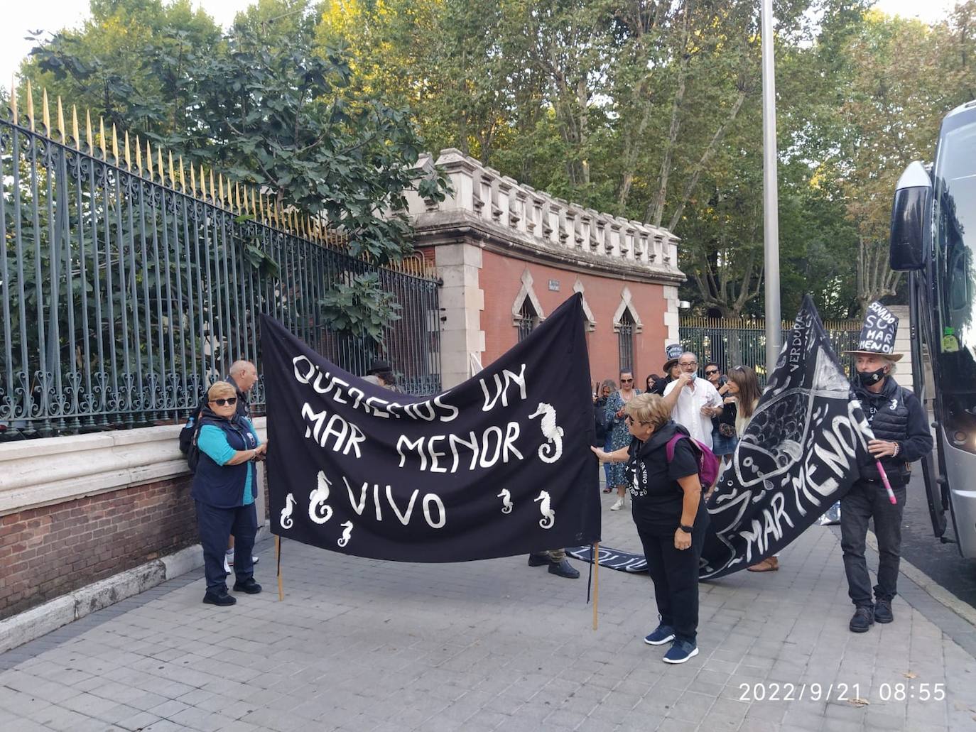 Decenas de personas esperan la votación del Senado sobre la ILP del Mar Menor. 