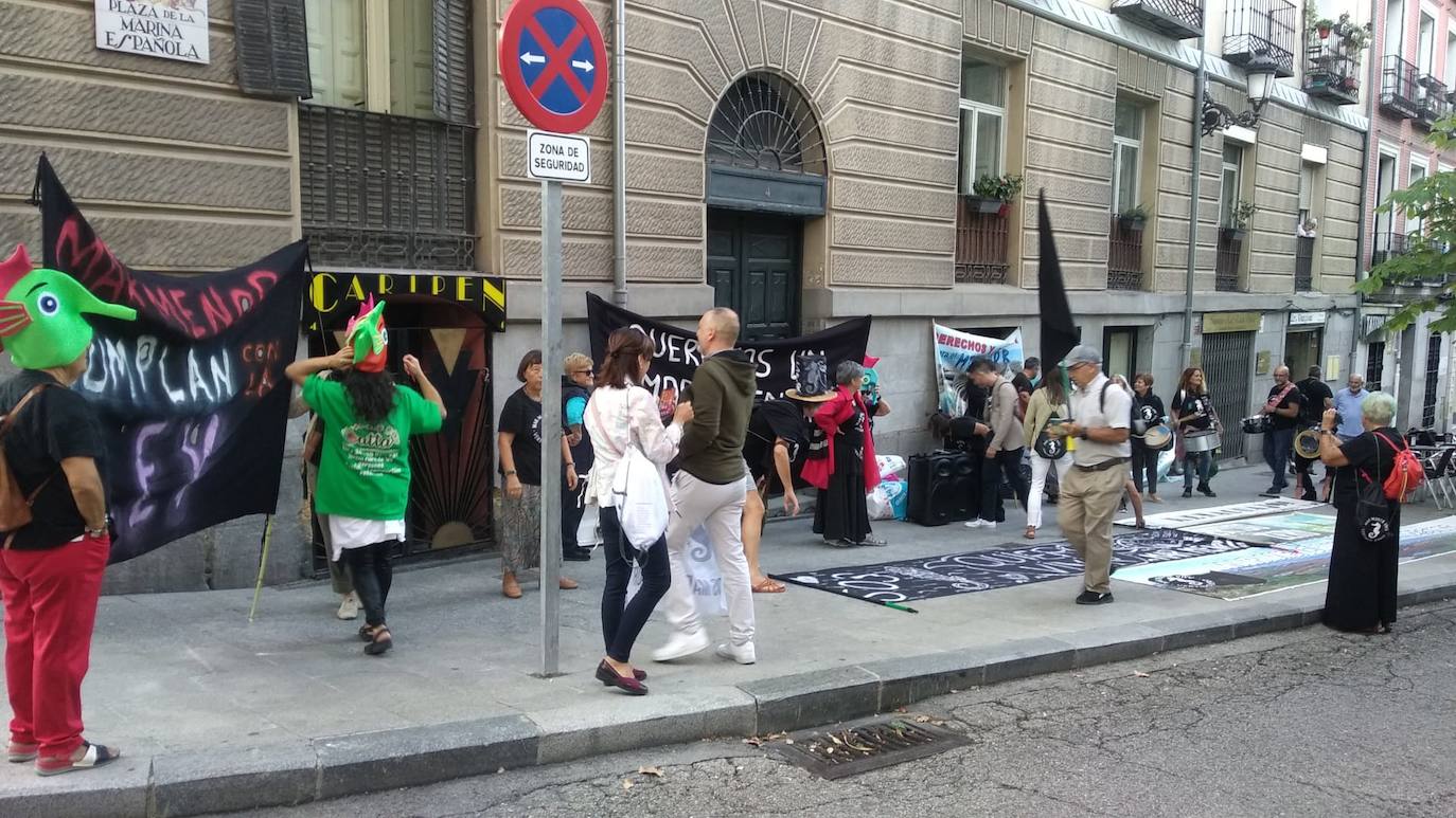 Decenas de personas esperan la votación del Senado sobre la ILP del Mar Menor. 