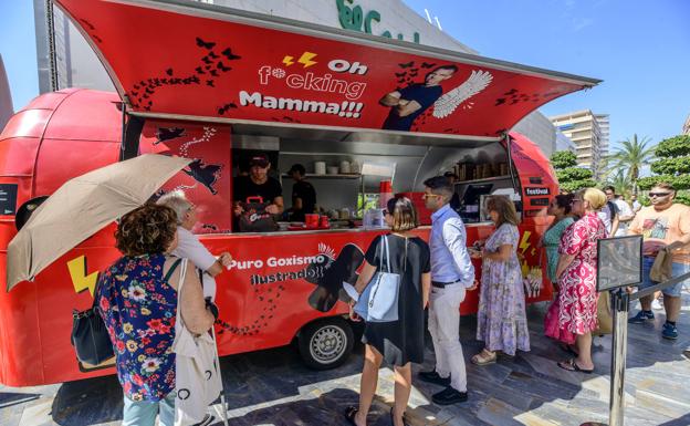 El 'food truck' atiende a sus primeros clientes en Murcia, este jueves.