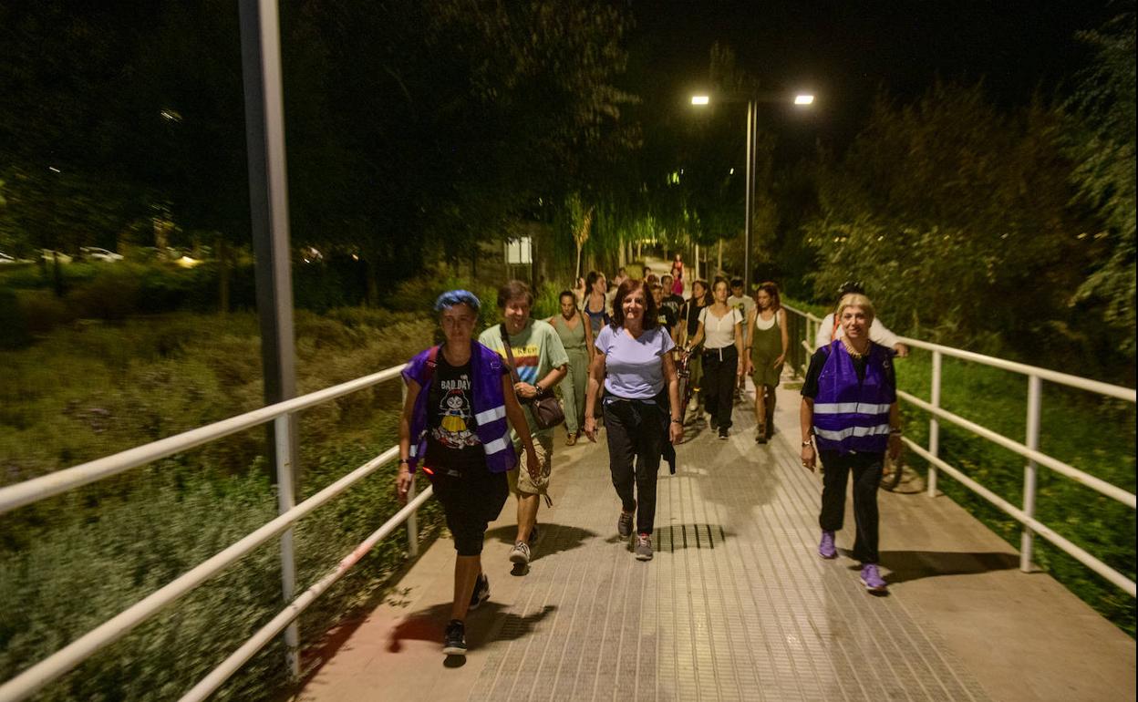 Mujeres pasean juntas, ayer, cerca del río en Murcia en protesta por las recientes agresiones sexuales.