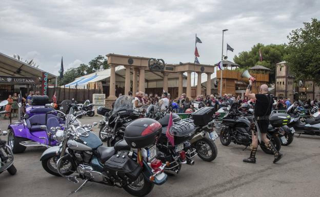 La concentración motera ante el campamento, ayer, en Cartagena.