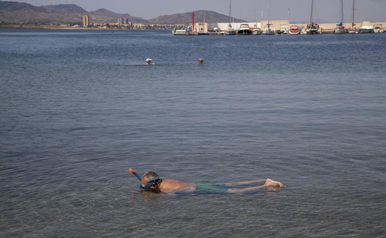 Un bañista bucea en la playa de Puerto Bello (Mar Menor).