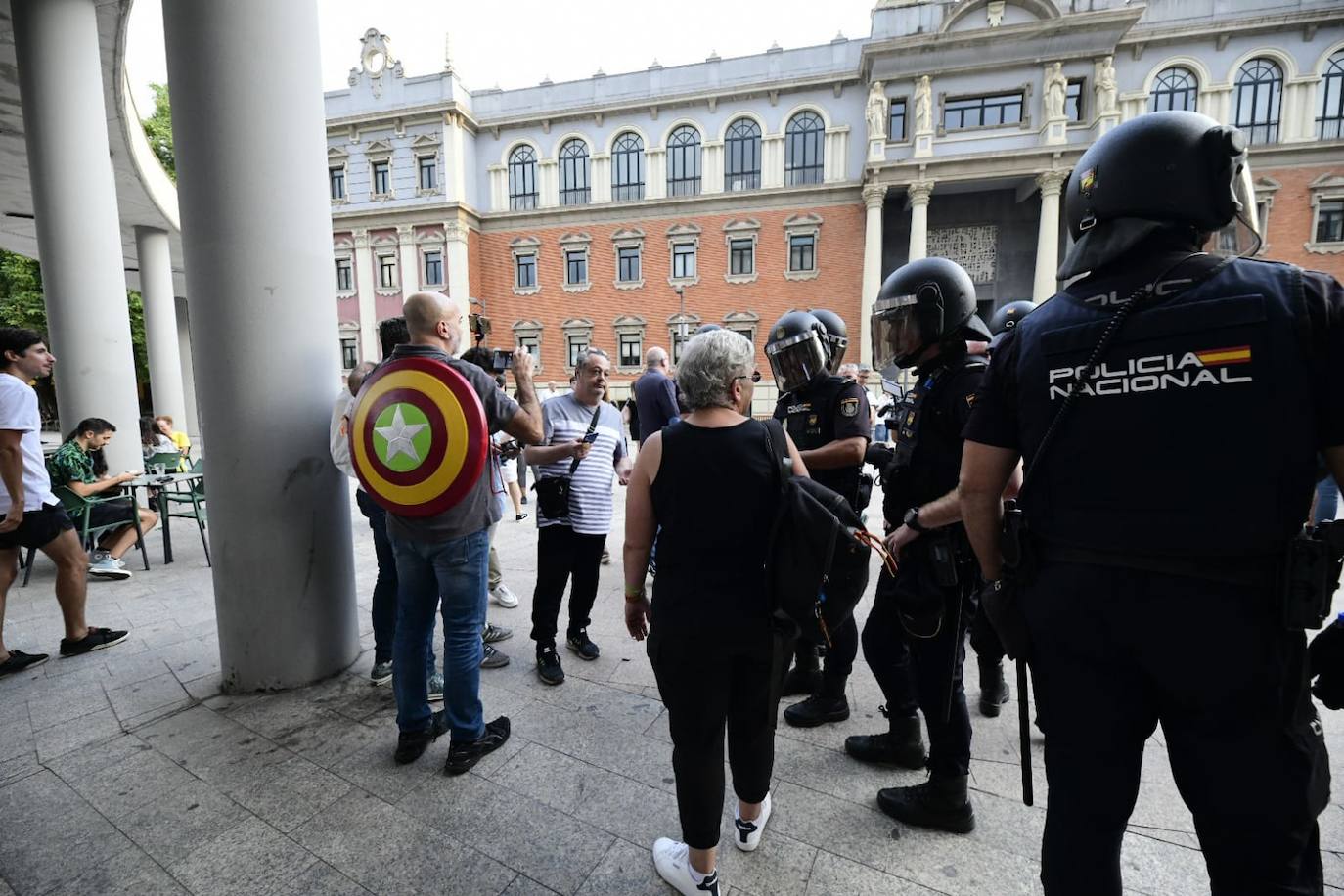 Fotos: Protesta estudiantil contra la conferencia de Macarena Olona en la Universidad de Murcia