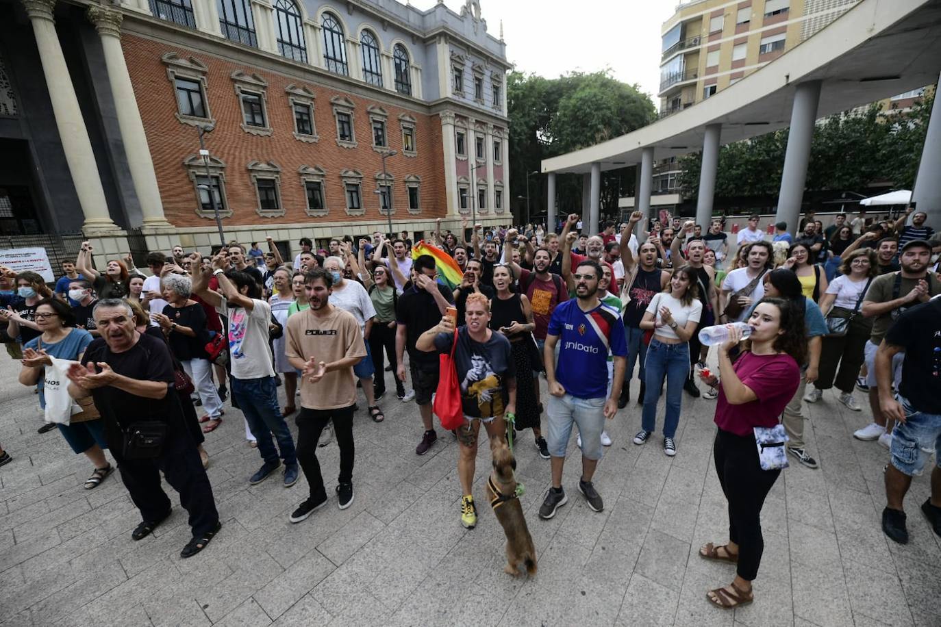 Fotos: Protesta estudiantil contra la conferencia de Macarena Olona en la Universidad de Murcia