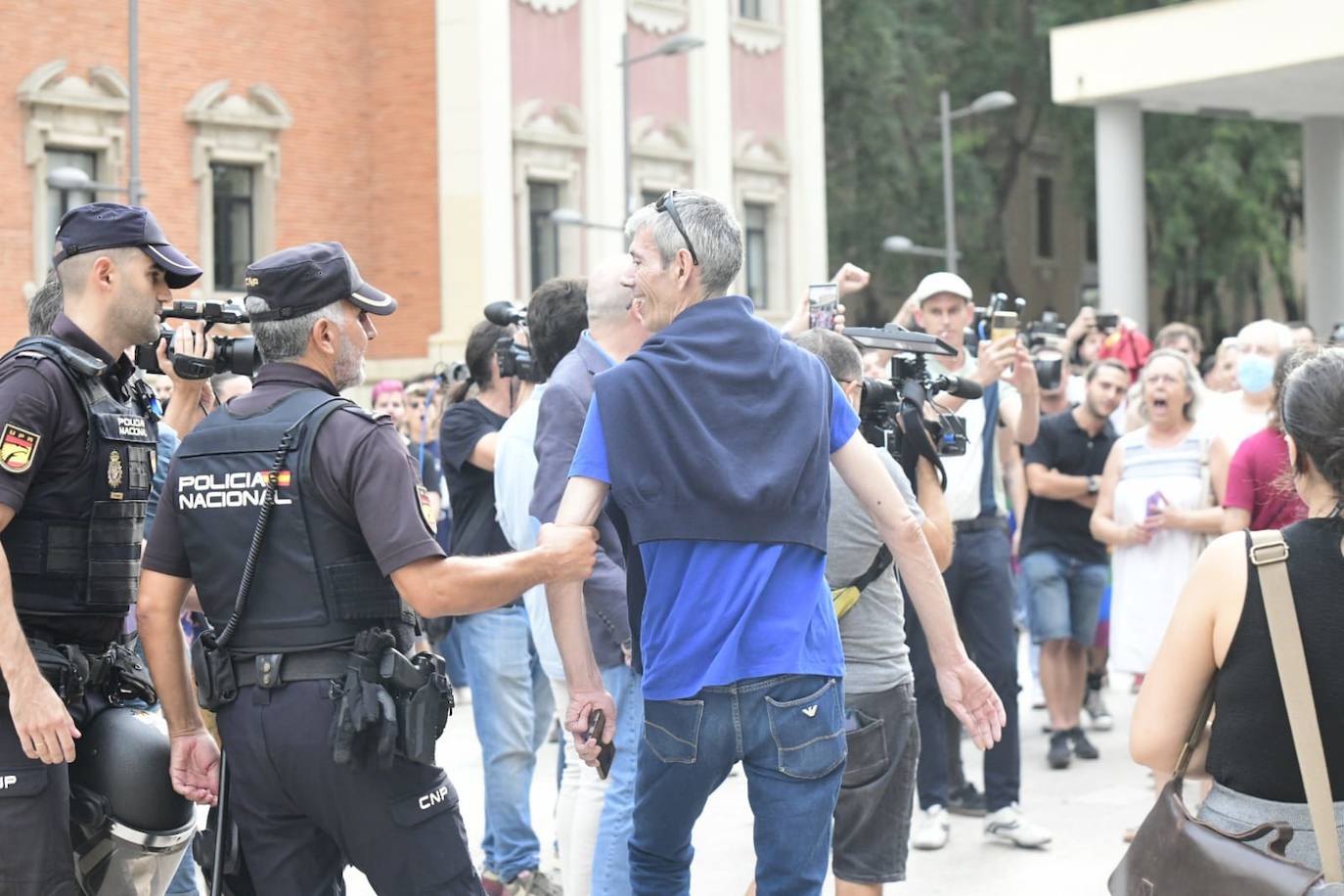 Fotos: Protesta estudiantil contra la conferencia de Macarena Olona en la Universidad de Murcia