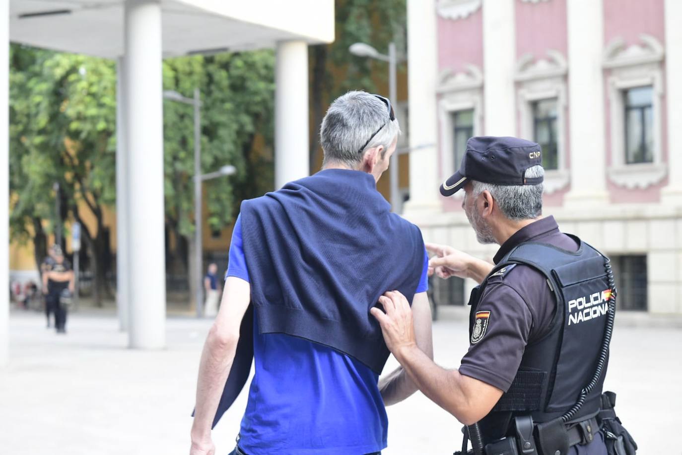 Fotos: Protesta estudiantil contra la conferencia de Macarena Olona en la Universidad de Murcia