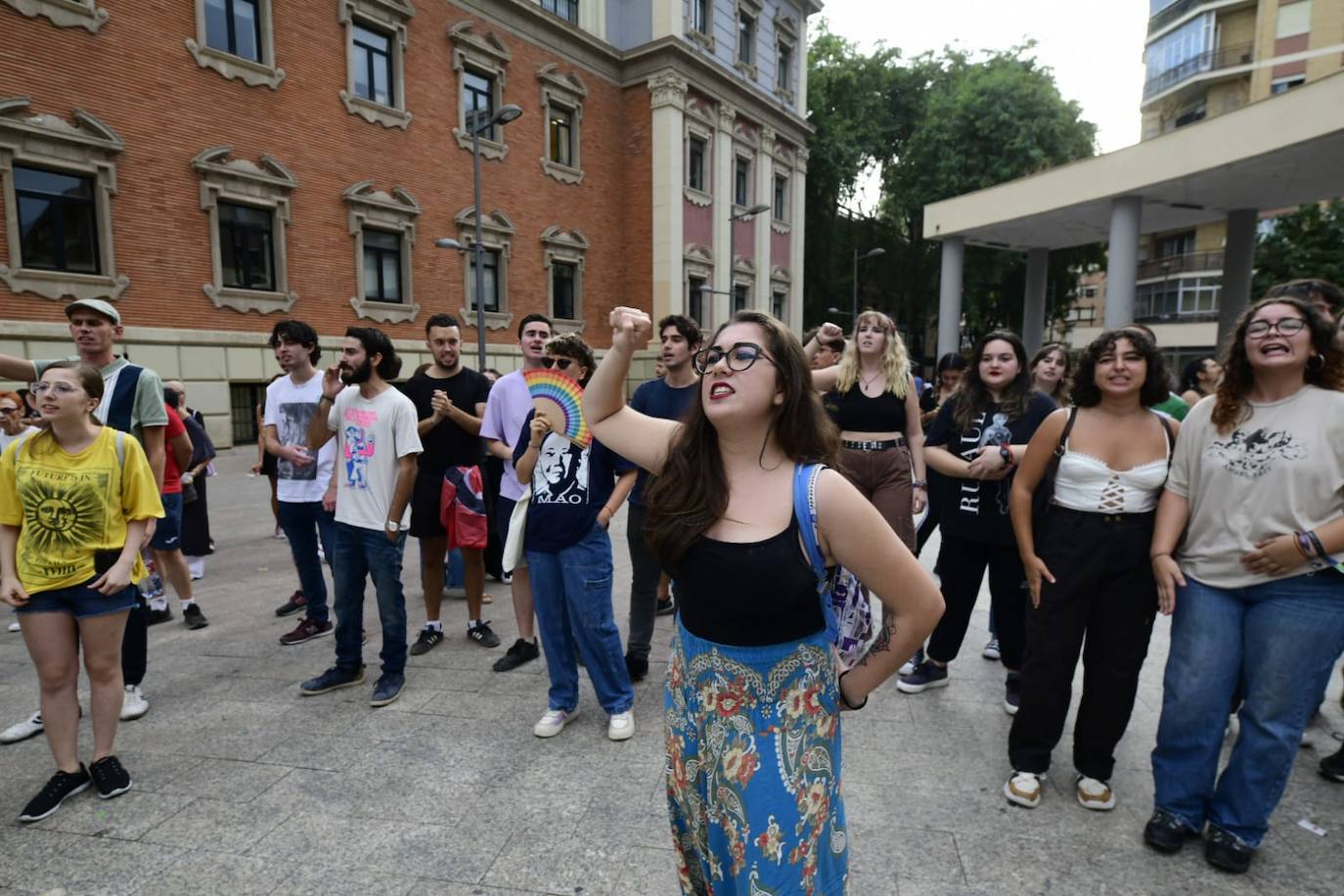 Fotos: Protesta estudiantil contra la conferencia de Macarena Olona en la Universidad de Murcia