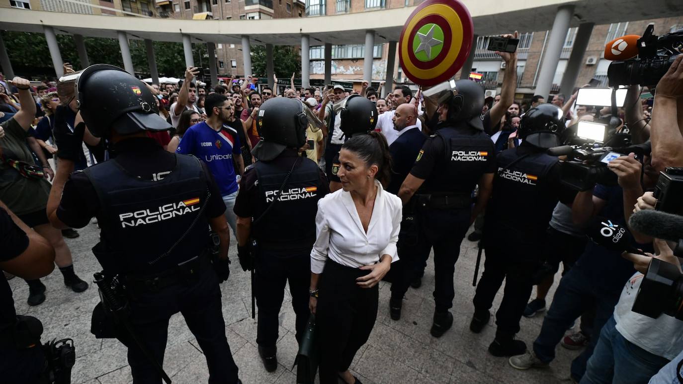 Fotos: Protesta estudiantil contra la conferencia de Macarena Olona en la Universidad de Murcia