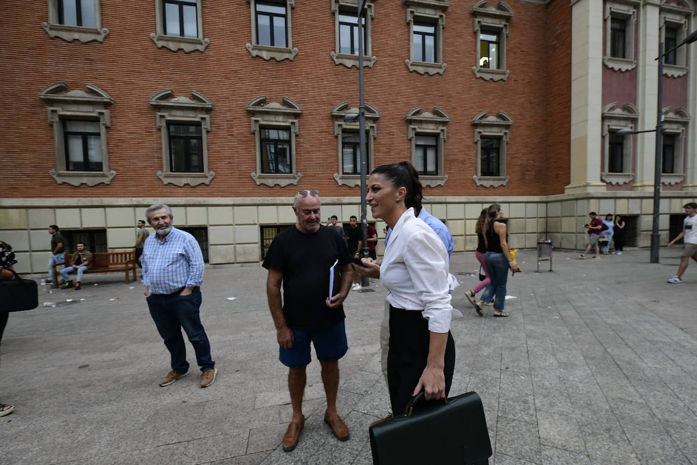 Fotos: Protesta estudiantil contra la conferencia de Macarena Olona en la Universidad de Murcia