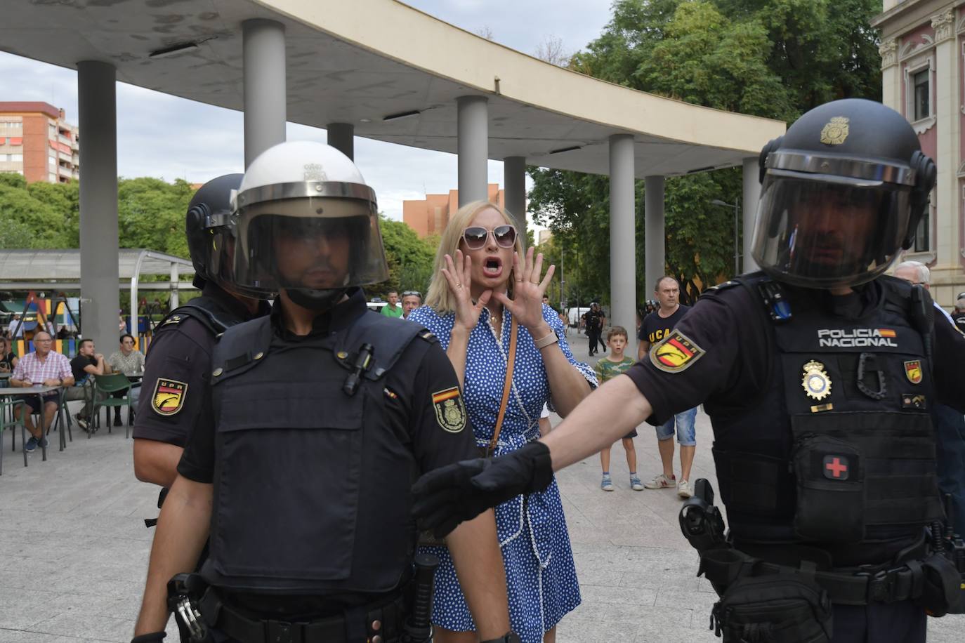 Fotos: Protesta estudiantil contra la conferencia de Macarena Olona en la Universidad de Murcia