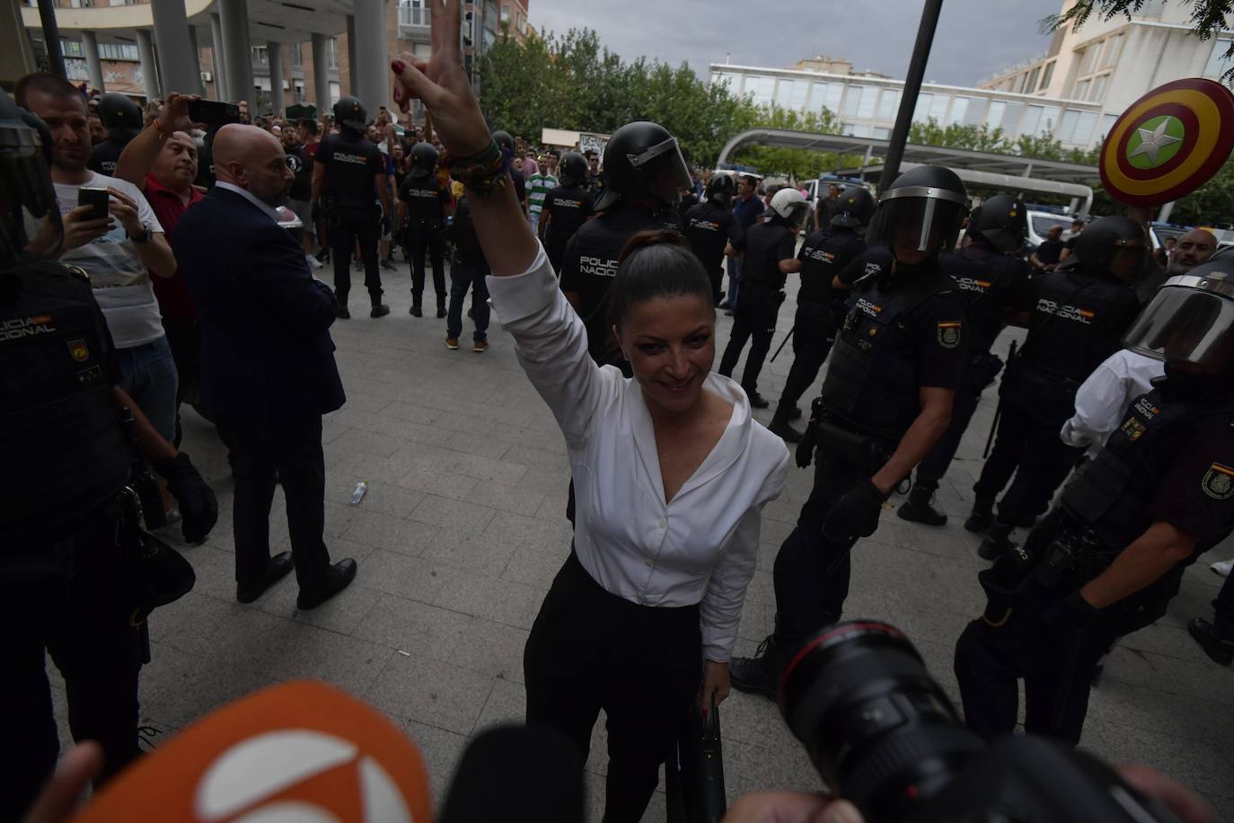 Fotos: Protesta estudiantil contra la conferencia de Macarena Olona en la Universidad de Murcia