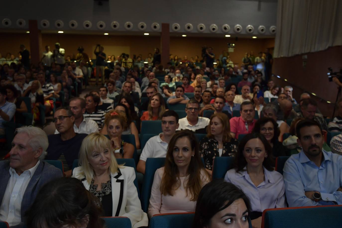 Fotos: Protesta estudiantil contra la conferencia de Macarena Olona en la Universidad de Murcia