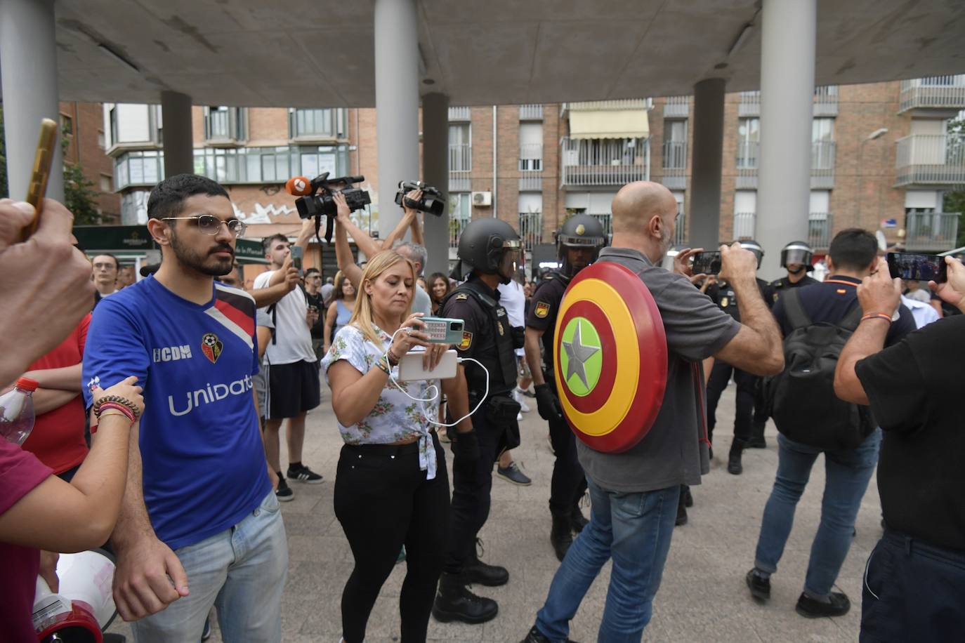 Fotos: Protesta estudiantil contra la conferencia de Macarena Olona en la Universidad de Murcia