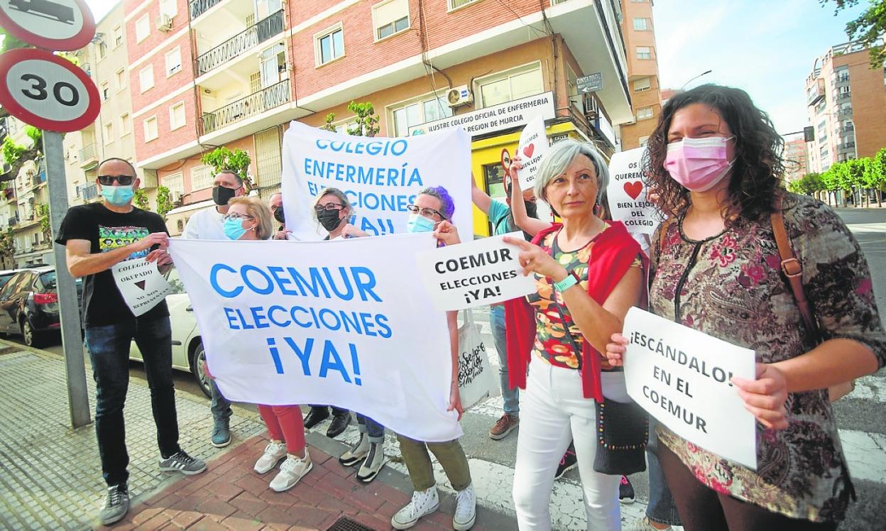 Un grupo de enfermeras protesta frente a la sede del Colegio, en Murcia, el pasado mayo. 