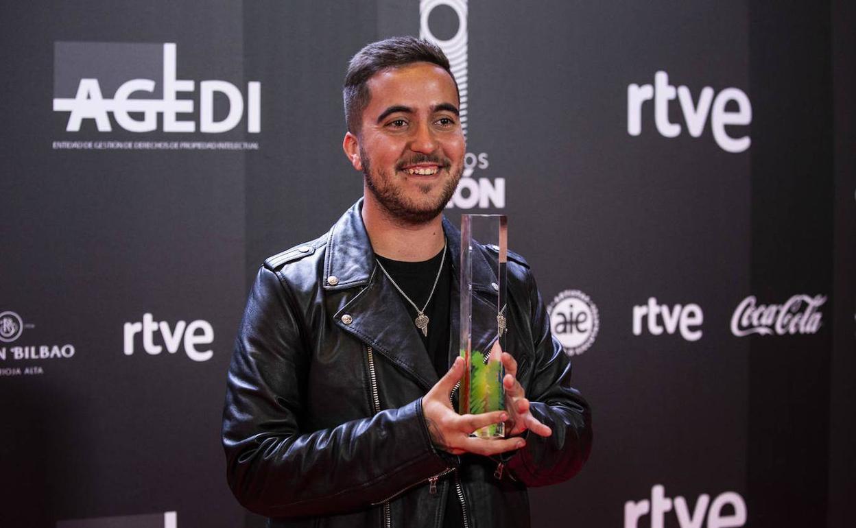 El cantante Francisco Javier Álvarez 'Beret' con el premio Odeón, en una imagen de archivo.