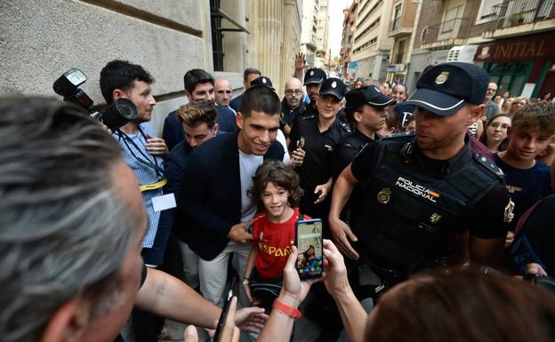 Alcaraz se hace una foto con uno de los muchos niños que le esperaron a la salida del Palacio de San Esteban, ayer por la tarde. 